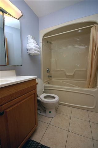 Bayview cottage bathroom with shower/tub combo.