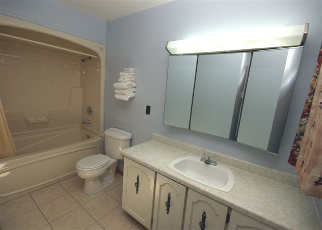 Bayview cottage bathroom with shower/tub combo