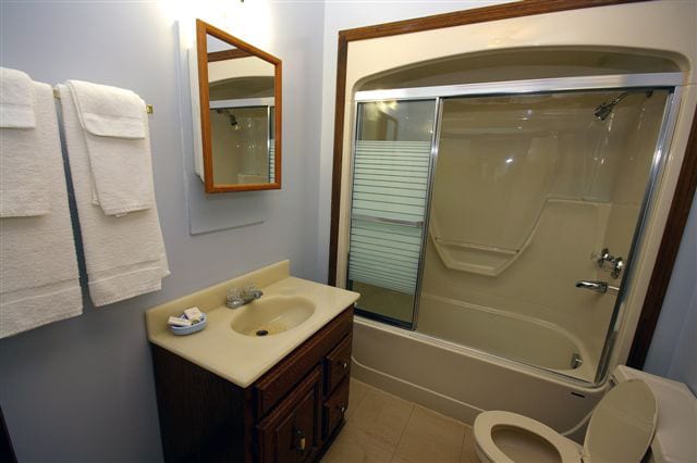 Cedars bathroom with shower/tub combo.