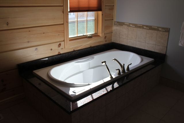 Frontnac bathroom with air jet tub