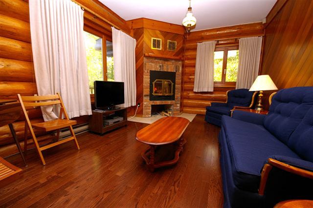 Glengary cabin living room.