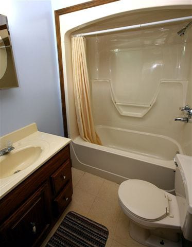 Lakeside bathroom with shower/tub combo.