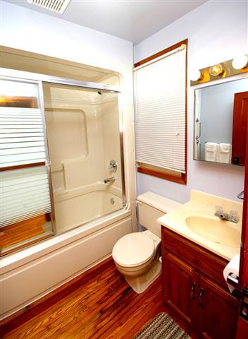 Maples bathroom with shower/tub combo.