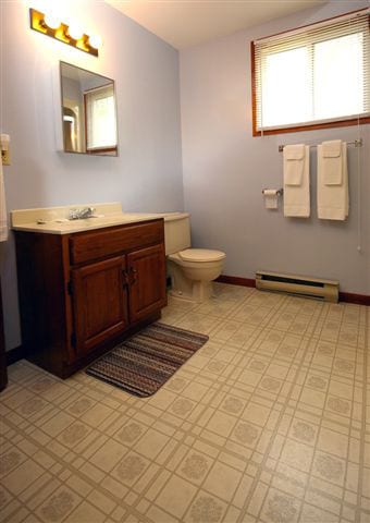 Sunset cottage bathroom with shower/tub combo.